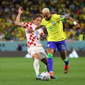 Modric y Neymar durante el Croacia - Brasil