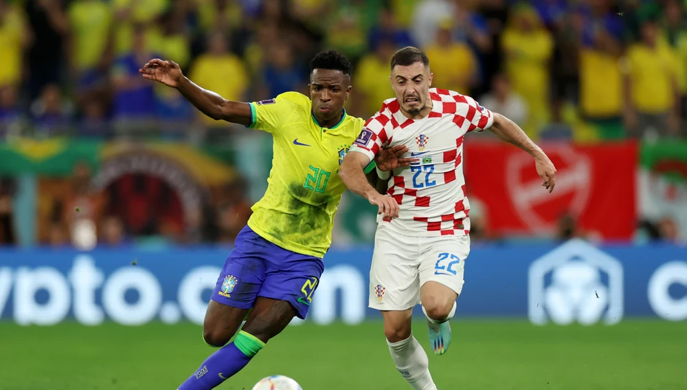 Vinicius disputa un balón durante el Croacia - Brasil