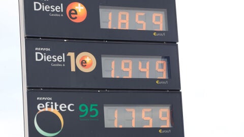 Detalle de los precios del combustible en una gasolinera en Madrid/ EFE/ Zipi