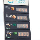 Detalle de los precios del combustible en una gasolinera en Madrid
