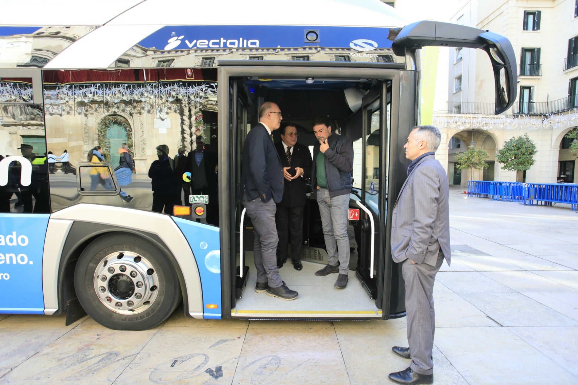 La incorporación de 23 autobuses eléctricos renueva el compromiso de Alicante de ser una ciudad cero emisiones La incorporación de 23 autobuses eléctricos renueva el compromiso de Alicante de ser una ciudad cero emisiones