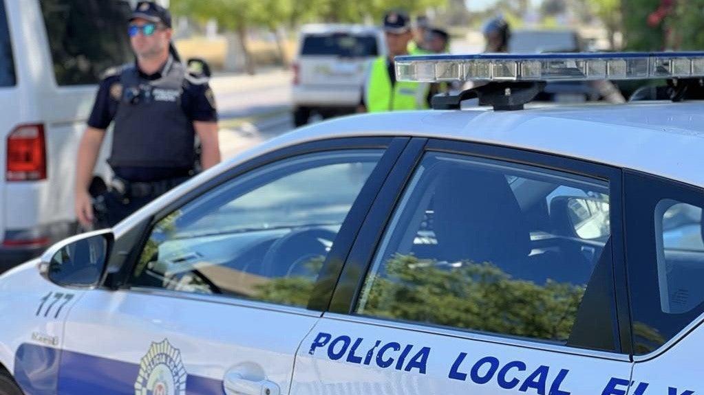 Detenido en Elche por arrojarle un móvil a una agente y posteriormente intentar agredirla Detenido en Elche por arrojarle un móvil a una agente y posteriormente intentar agredirla