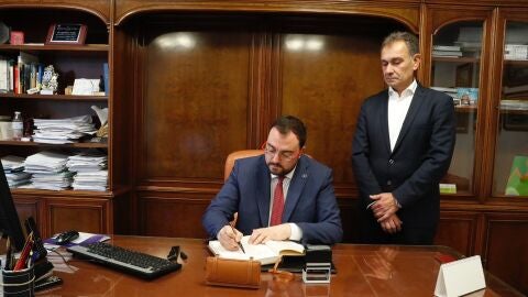 Barb&oacute;n firma en el libro de honor del Ayuntamiento de Goz&oacute;n