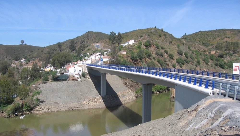 Puente internacional Bajo Guadiana que une El Granado y Pomarao.