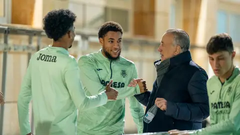 Danjuma y Mojica junto a Fernando Roig Danjuma y Mojica junto a Fernando Roig