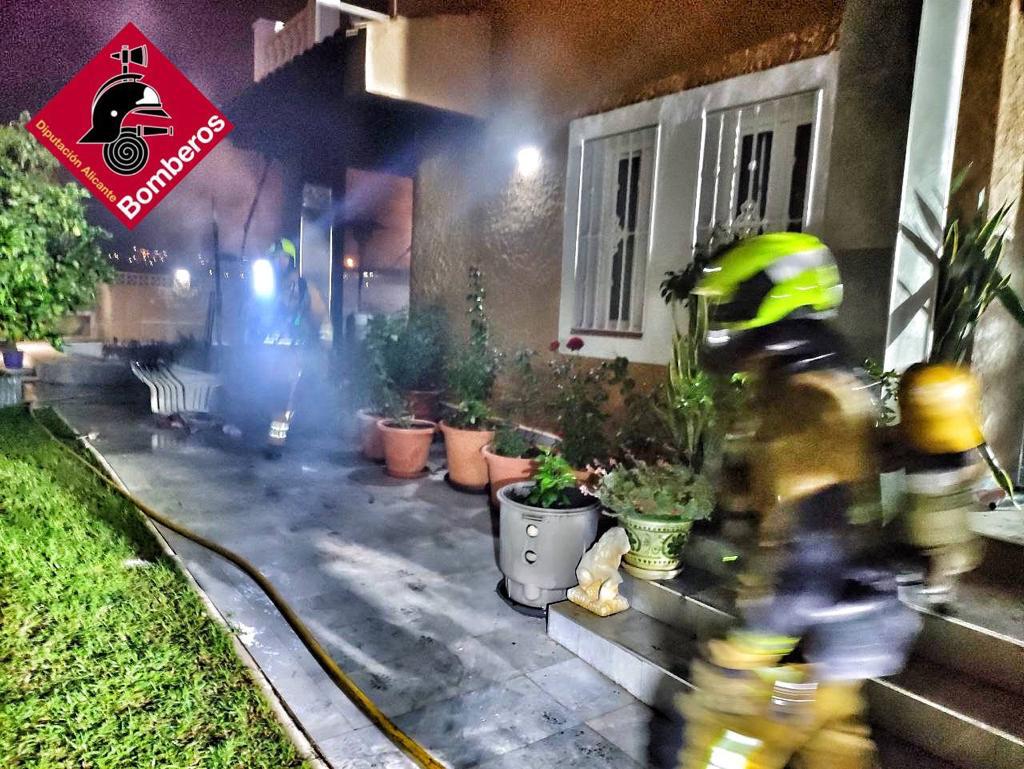 Arde de madrugada un chalé en el Rincón de Loix Arde de madrugada un chalé en el Rincón de Loix