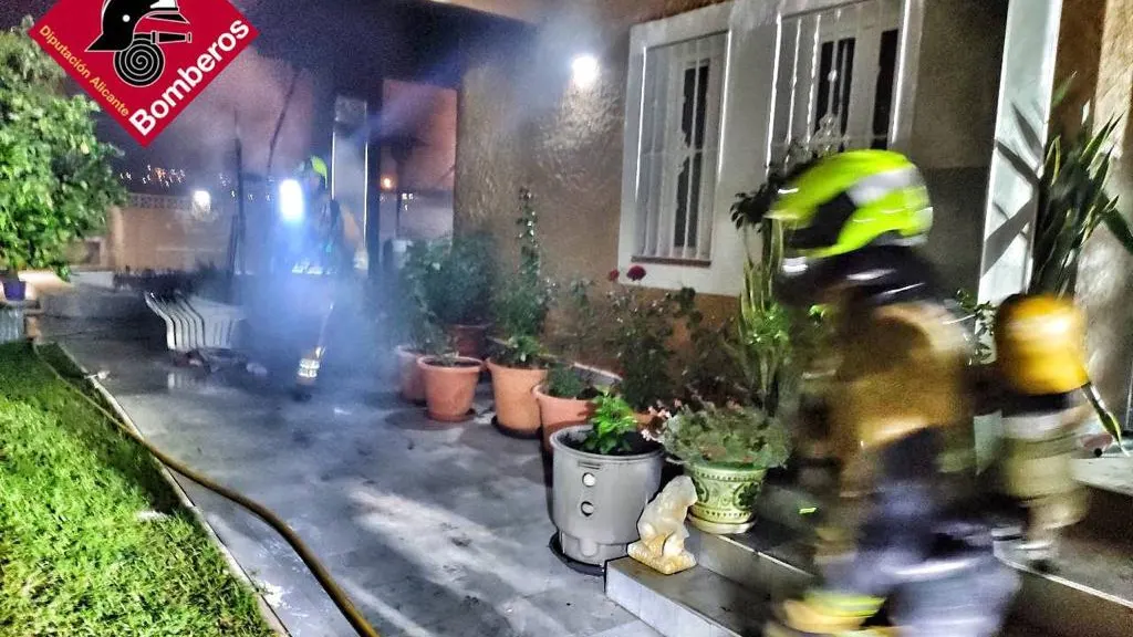 Bomberos apagan fuego en chalet Benidorm Bomberos apagan fuego en chalet Benidorm