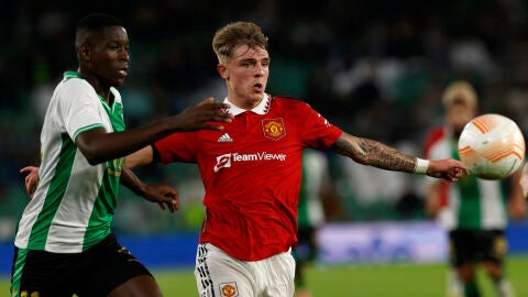 Luiz Henrique pelea un bal&oacute;n con Brandon Williams en el Betis-Manchester United.