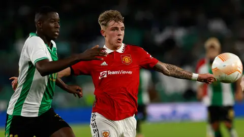 Luiz Henrique pelea un balón con Brandon Williams en el Betis-Manchester United. Luiz Henrique pelea un balón con Brandon Williams en el Betis-Manchester United.