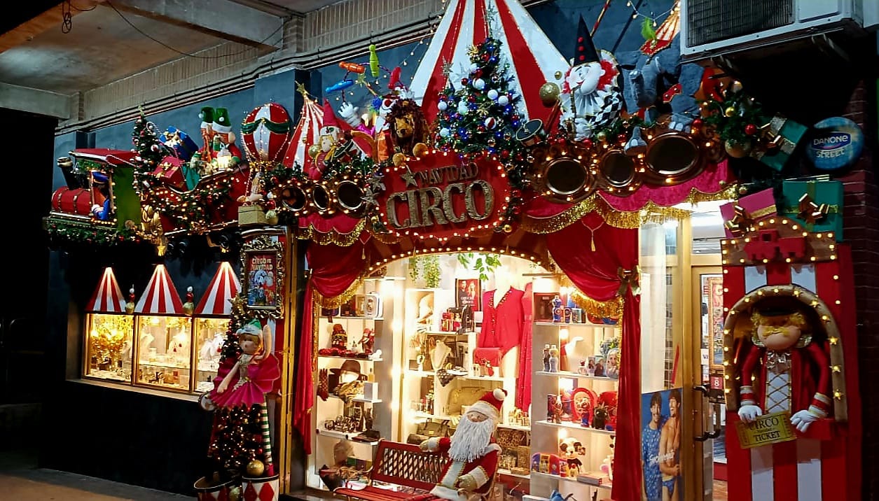 La Navidad llega a los escaparates alicantinos con un concurso que promueve el Ayuntamiento La Navidad llega a los escaparates alicantinos con un concurso que promueve el Ayuntamiento