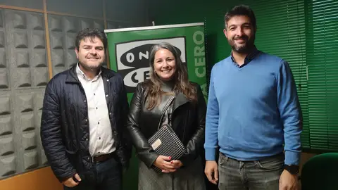 De izquierda a derecha: Gregorio Agis, concelleiro de Promoción Económica e Urbanismo de Poio,Mariem Filgueira, de Sherpa Empresarial e o asesor enerxético Diego Padín Coñecemos o programa Ecoinnova Poio