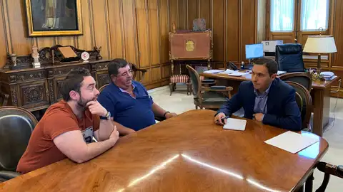 El alcalde de Fresneda de la Sierra, Juan Carlos Cañizares, de azul, junto al presidente de la Diputación (a la derecha) El alcalde de Fresneda de la Sierra, Juan Carlos Cañizares, de azul, junto al presidente de la Diputación (a la derecha)