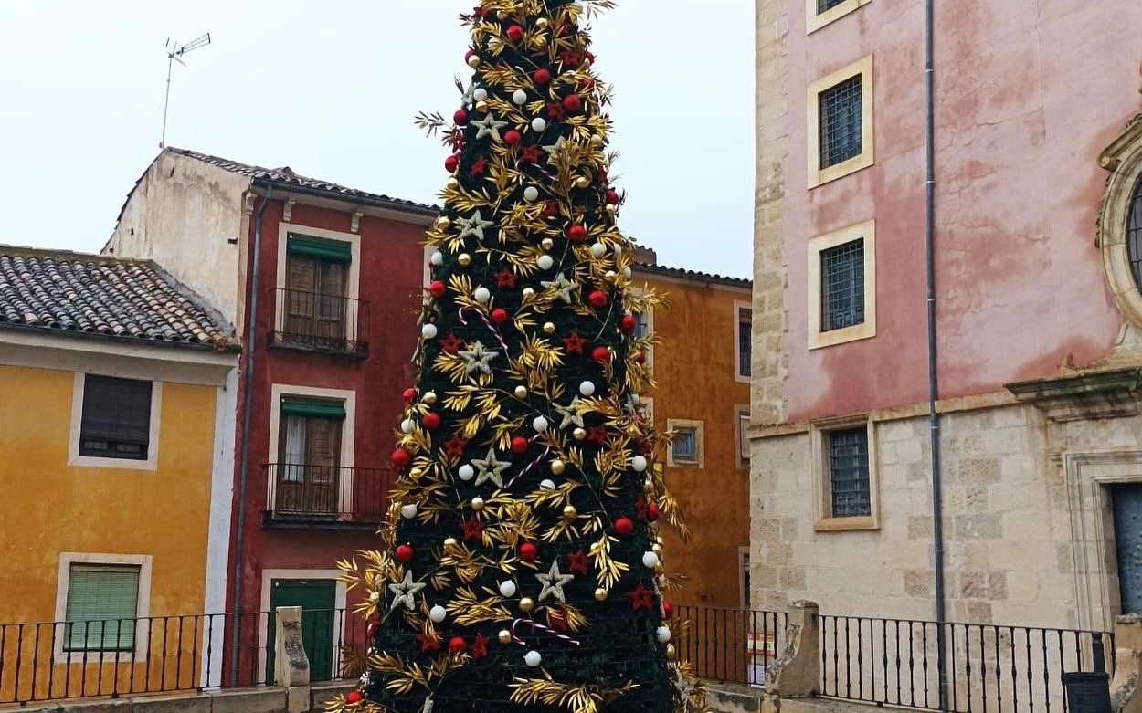 Roban parte de los adornos navideños del árbol de la Plaza Mayor de Cuenca Roban parte de los adornos navideños del árbol de la Plaza Mayor de Cuenca