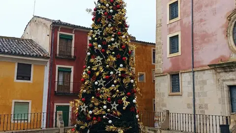 Roban parte de los adornos navideños del árbol de la Plaza Mayor de Cuenca Roban parte de los adornos navideños del árbol de la Plaza Mayor de Cuenca