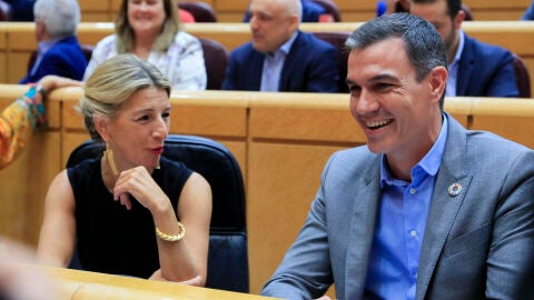 Pedro S&aacute;nchez conversa con Yolanda D&iacute;az en el Senado. 