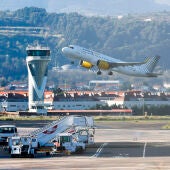 Un avión despegando del aeropuerto de Bilbao
