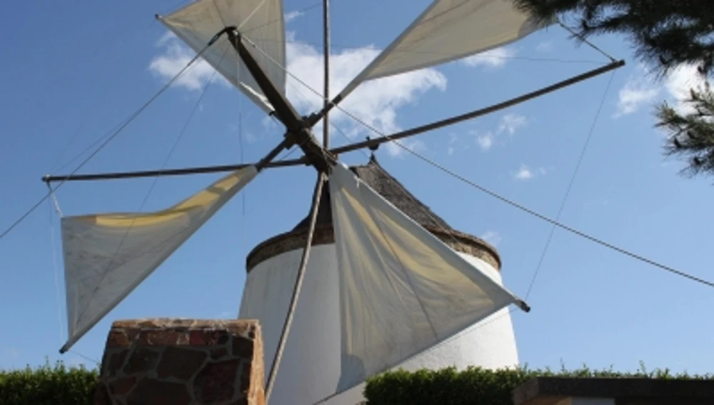 Molino de viento de La Solana, del siglo XVIII. Molino de viento de La Solana, del siglo XVIII.