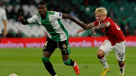 Paul Akoukou conduce el balón ante Hansen Aaroen, del Manchester United. Paul Akoukou conduce el balón ante Hansen Aaroen, del Manchester United.