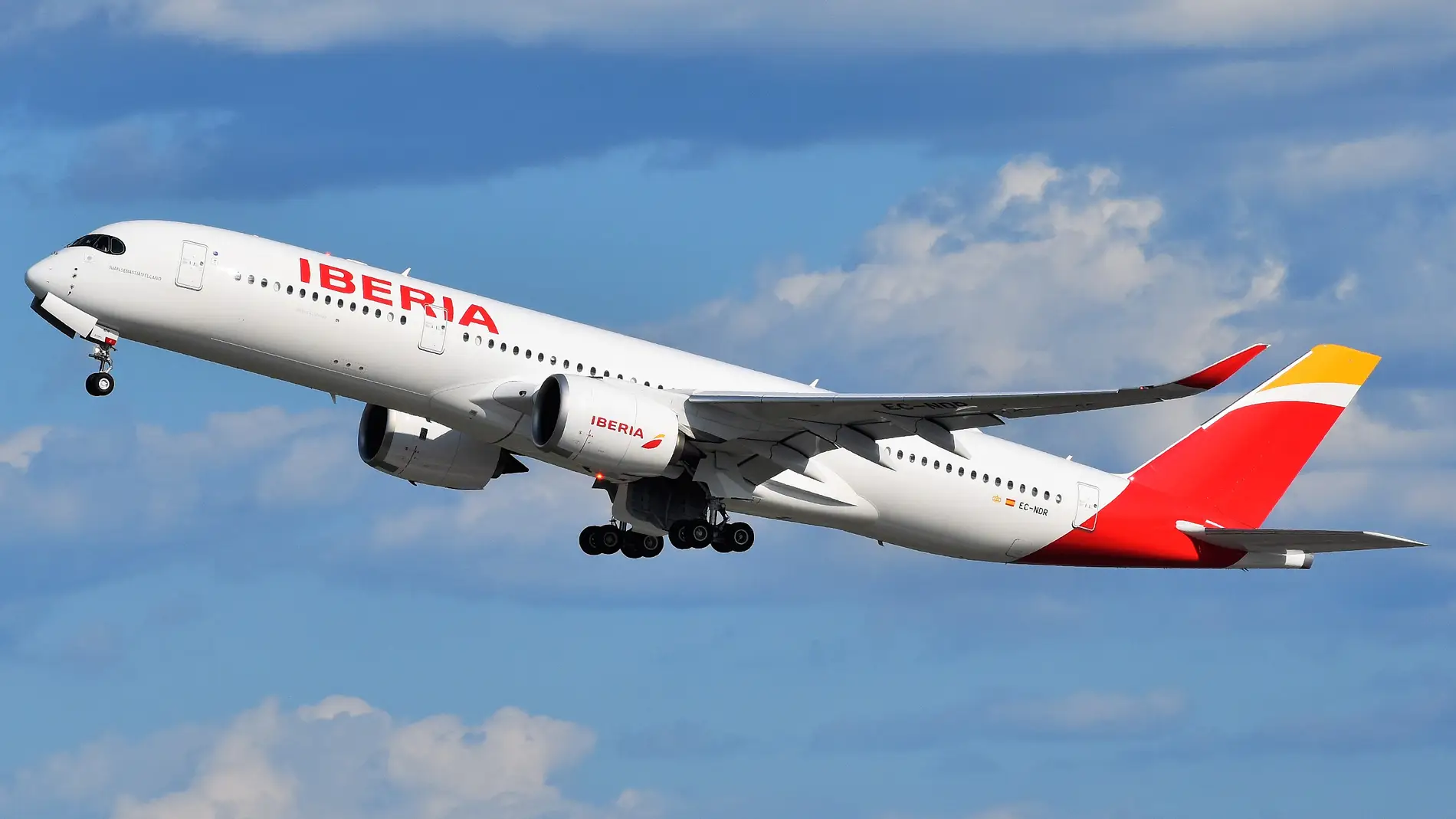 Avión de Iberia operando una ruta aérea. 