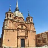 Imagen lateral de la Iglesia de San Carlos del Valle (Ciudad Real)
