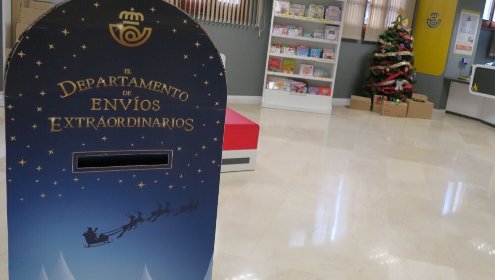Correos instala en Elche dos buzones para las cartas de Navidad en sus oficinas