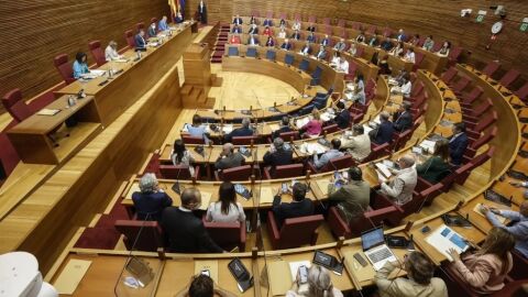 Archivo - Vista de una reunión de diputados y senadores en Les Corts.