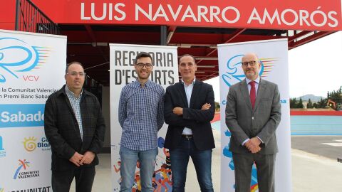 Carlos Vizca&iacute;no, concejal de Deportes de Novelda; Fran Mart&iacute;nez, alcalde de Novelda; &Aacute;ngel Casero, director de la Volta a la Comunitat Valenciana; y Carlos Cant&oacute;, director de la oficina principal de Novelda del Banco Sabadell