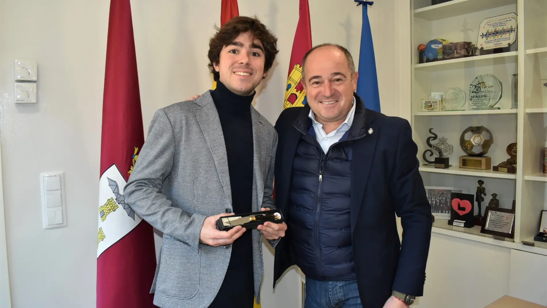 El alcalde de Albacete felicita al pianista Pedro López Salas, segundo clasificado en el un reconocido concurso Internacional 