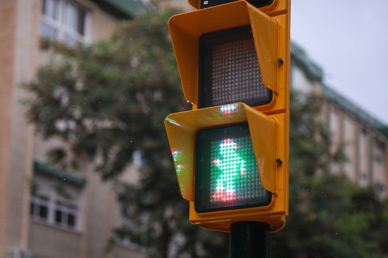 El semáforo ornamental de Chiquito de la Calzada felicita la Navidad El semáforo ornamental de Chiquito de la Calzada felicita la Navidad