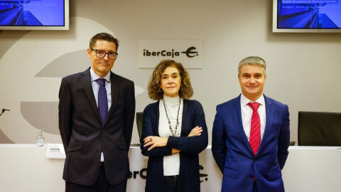 Miguel L&oacute;pez, director de &Aacute;rea T&eacute;cnica; Lily Corredor, directora general de Ibercaja Gesti&oacute;n, y &Oacute;scar del Diego, director de Inversiones.