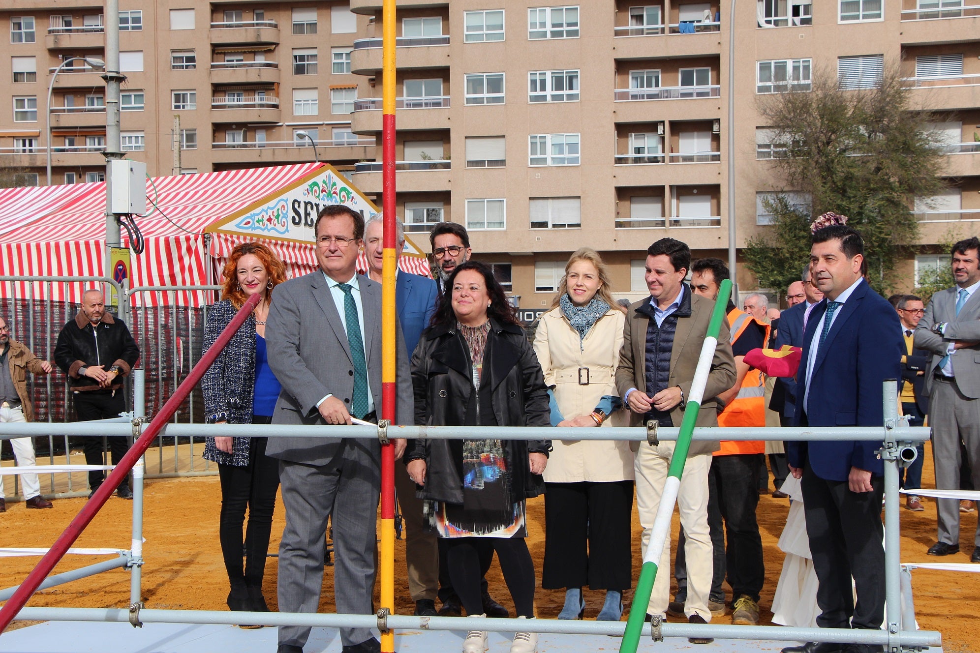 Colocado el primer tubo de la Portada de la Feria 2023 Colocado el primer tubo de la Portada de la Feria 2023