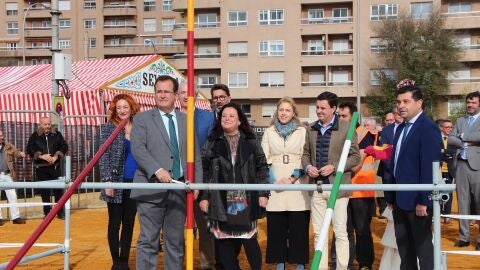 El delegado de Fiestas Mayores Juan Carlos Cabrera acompañado de otros concejales del ayuntamiento, colocan el primer tubo de la portada