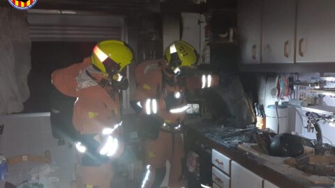 Efectivos del Consorcio de Bomberos de la Provincia de València, en el interior de la vivienda afectada