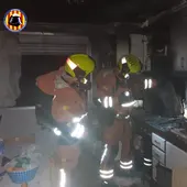 Efectivos del Consorcio de Bomberos de la Provincia de València, en el interior de la vivienda afectada Efectivos del Consorcio de Bomberos de la Provincia de València, en el interior de la vivienda afectada