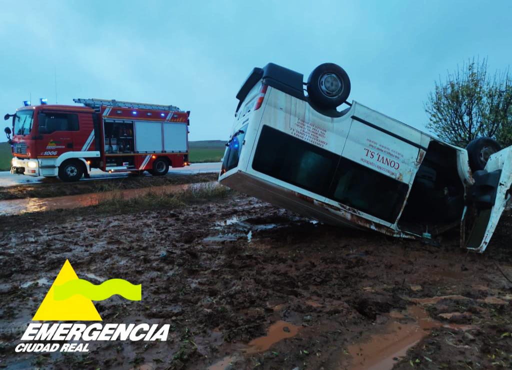 Cuatro heridos leves tras la salida de vía y vuelco de una furgoneta en Villanueva de los Infantes Cuatro heridos leves tras la salida de vía y vuelco de una furgoneta en Villanueva de los Infantes