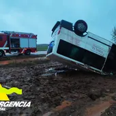 La furgoneta volcó tras la salida de vía La furgoneta volcó tras la salida de vía