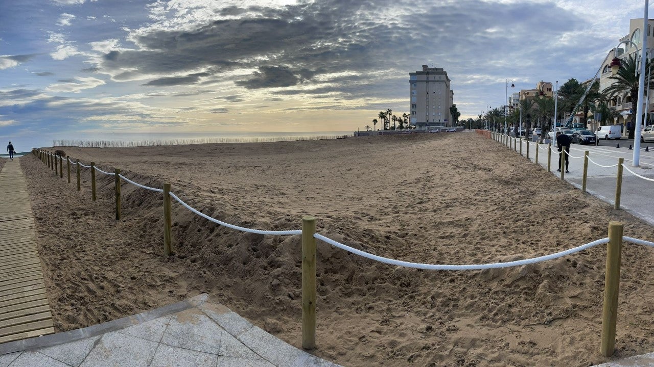 El Gobierno central califica de “ejemplar y ejemplarizante” la regeneración del litoral en Los Arenales del Sol de Elche El Gobierno central califica de “ejemplar y ejemplarizante” la regeneración del litoral en Los Arenales del Sol de Elche