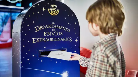 Llegan a Alicante tres buzones de Navidad para mandar las cartas a los Reyes Magos Buzon navideño