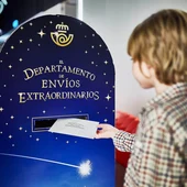 Llegan a Alicante tres buzones de Navidad para mandar las cartas a los Reyes Magos Llegan a Alicante tres buzones de Navidad para mandar las cartas a los Reyes Magos