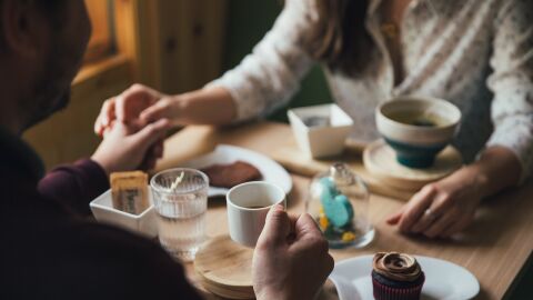 Comida entre un hombre y una mujer