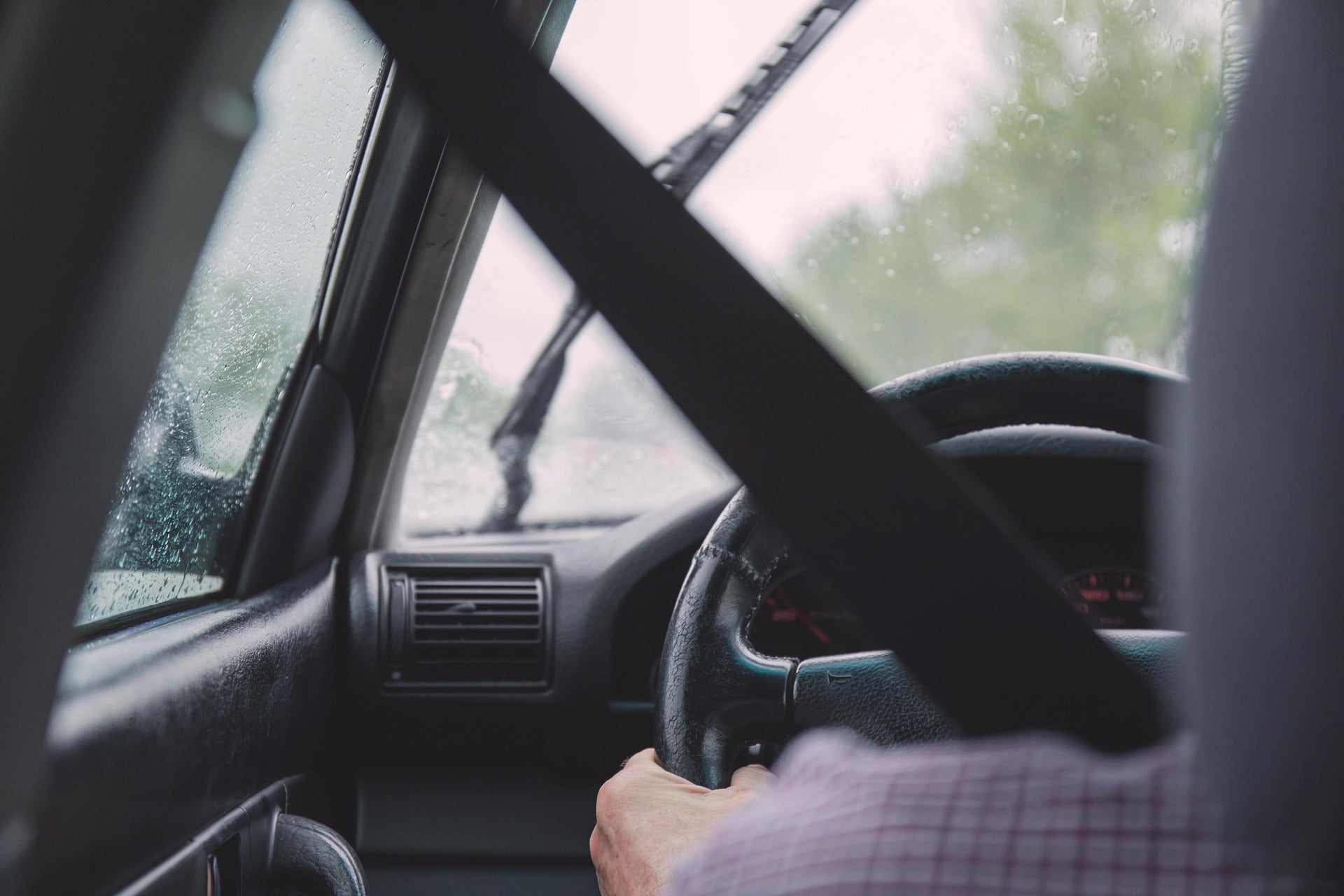 Qué es el aquaplaning: la DGT avisa de lo que debes evitar al conducir con lluvia Qué es el aquaplaning: la DGT avisa de lo que debes evitar al conducir con lluvia