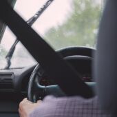 Fotografía de archivo de una persona conduciendo bajo la lluvia.