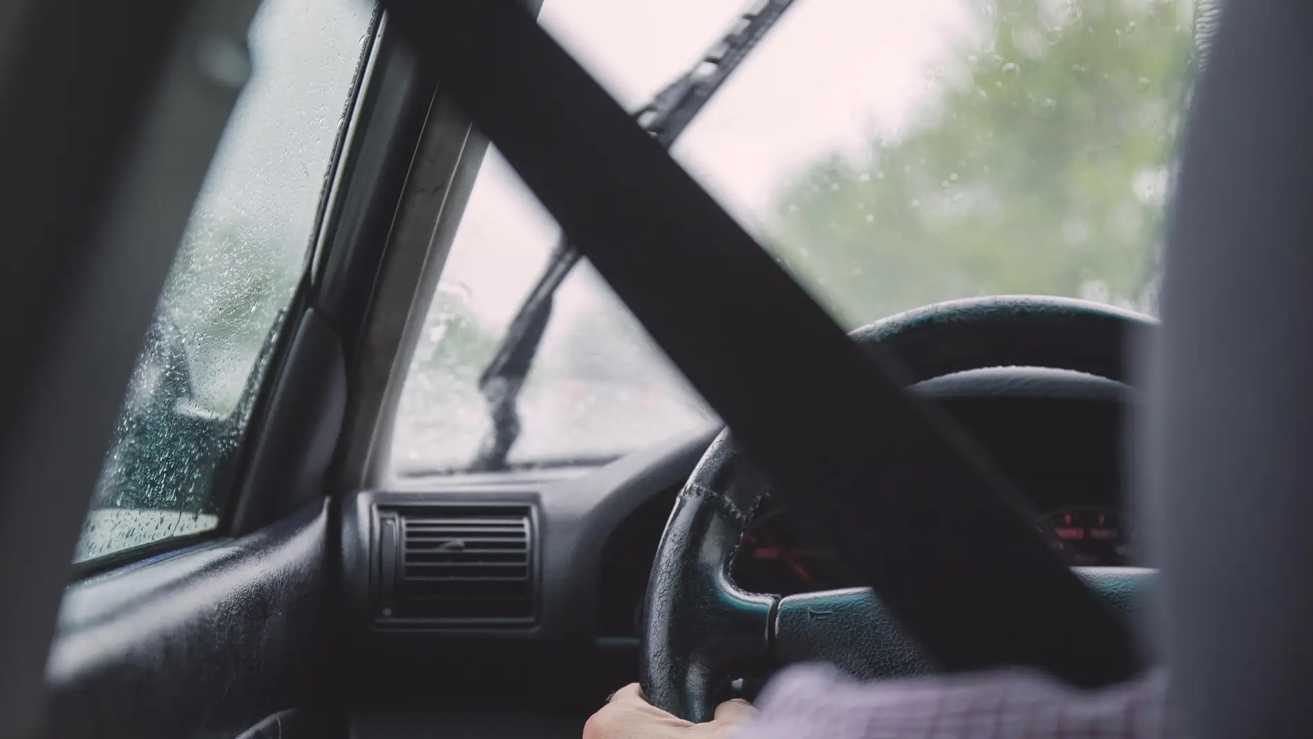 Fotografía de archivo de una persona conduciendo bajo la lluvia.