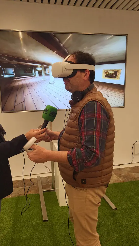 Rafa López probando realidad virtual