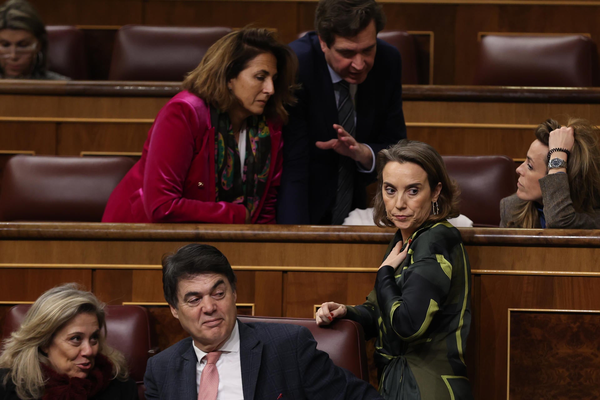 Cuca Gamarra: "Lo que está en marcha es lo que Sánchez tiene cerrado con los independentistas" Cuca Gamarra: "Lo que está en marcha es lo que Sánchez tiene cerrado con los independentistas"