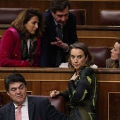 La portavoz del PP en el Congreso, Cuca Gamarra, junto a diputados de su partido durante el pleno del Congreso este jueves en Madrid.