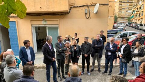 El alcalde de Elche y el conseller de Vivienda con vecinos del barrio Porfirio Pascual. El alcalde de Elche y el conseller de Vivienda con vecinos del barrio Porfirio Pascual.
