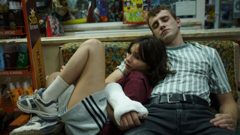 Los actores Frankie Corio y Paul Mescal, en una imagen promocional de la pel&iacute;cula 'Aftersun'