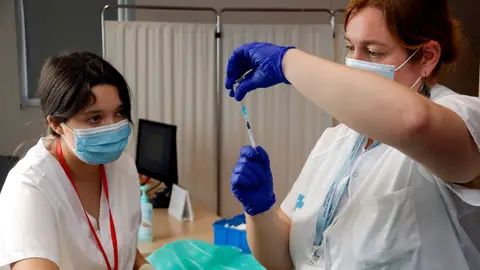 Cataluña empezará a administrar el lunes la cuarta dosis contra la covid a los menores de 60 años Cataluña empezará a administrar el lunes la cuarta dosis contra la covid a los menores de 60 años