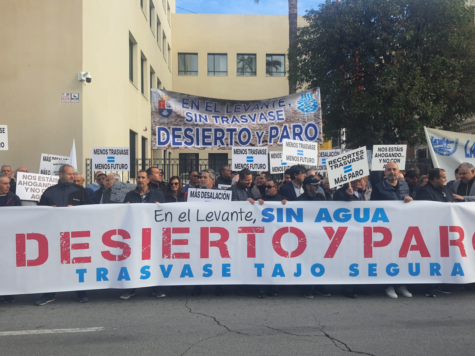 Los regantes se concentran contra los recortes al trasvase y piden la mediación del delegado del Gobierno Los regantes se concentran contra los recortes al trasvase y piden la mediación del delegado del Gobierno